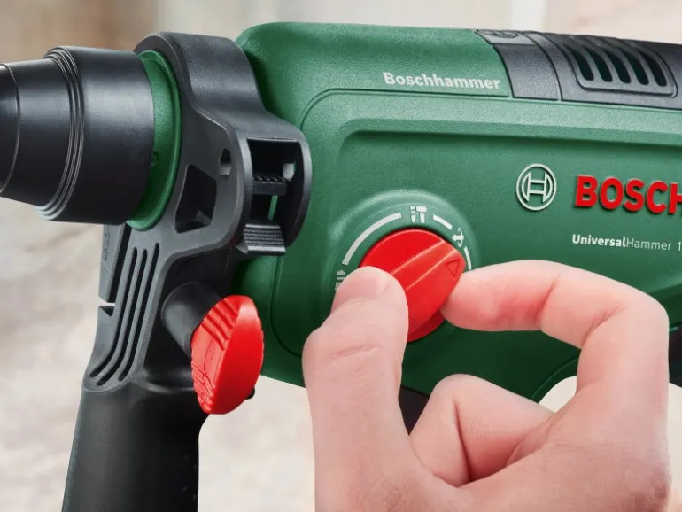 Bosch 18 V Akku-Bohrhammer Bosch Universal Hammer 18V inkl. 4 Ah Akku mit Koffer