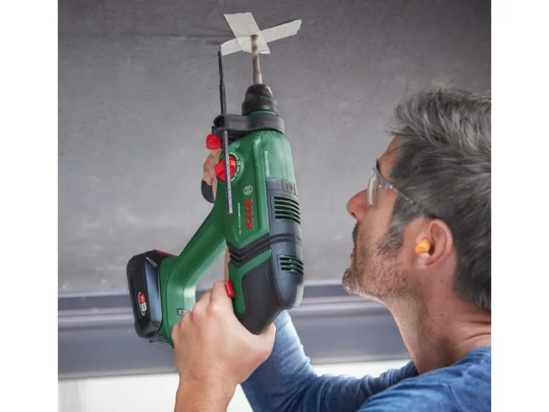 Bosch 18 V Akku-Bohrhammer Bosch Universal Hammer 18V inkl. 4 Ah Akku mit Koffer