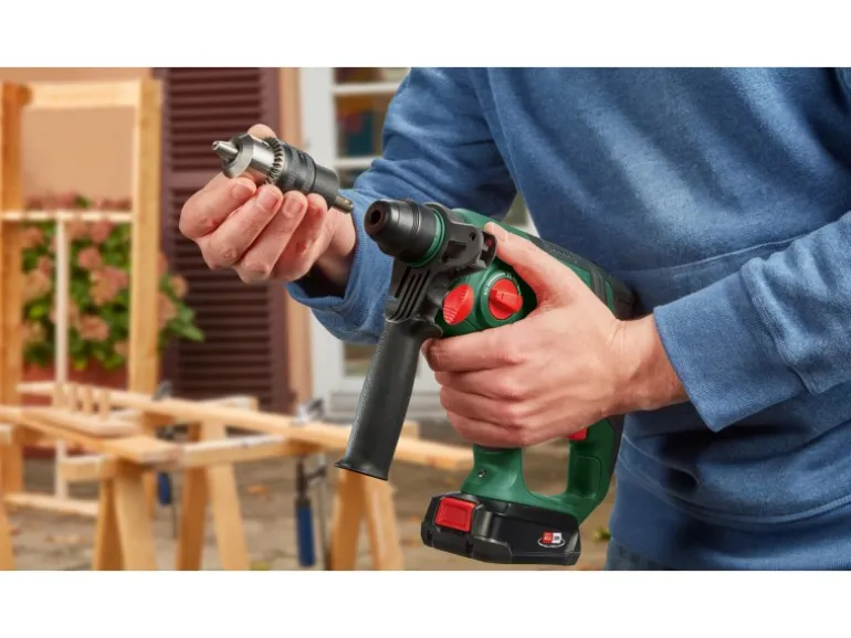 Bosch 18 V Akku-Bohrhammer Bosch Universal Hammer 18V inkl. 4 Ah Akku mit Koffer